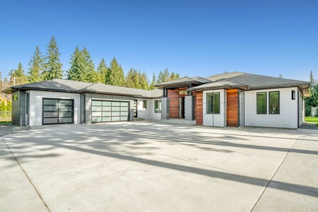 ranch style home with shingle roof